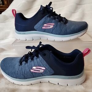 9W. Like New.  Skechers Women's Flex Appeal 4.0-Brilliant View Sneaker